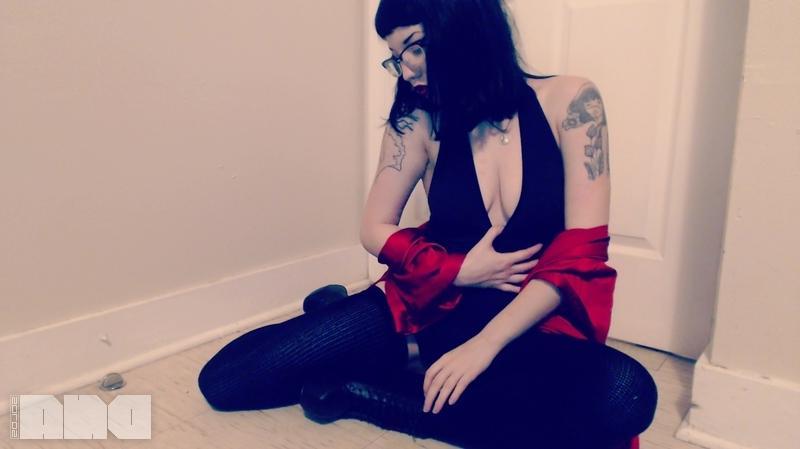 15P Pinup girl Jesse Caits gives you an artistic striptease