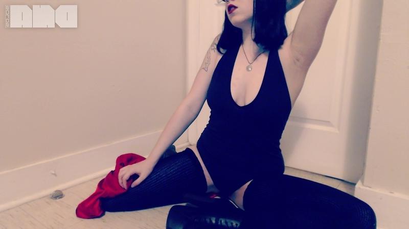 15P Pinup girl Jesse Caits gives you an artistic striptease