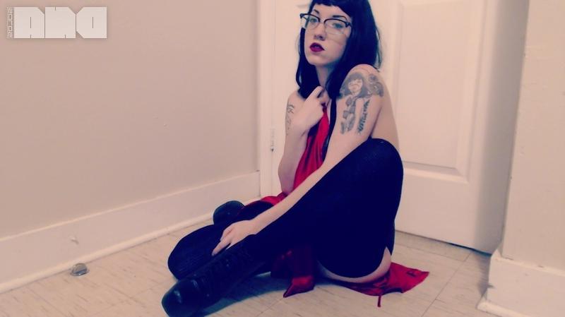 15P Pinup girl Jesse Caits gives you an artistic striptease