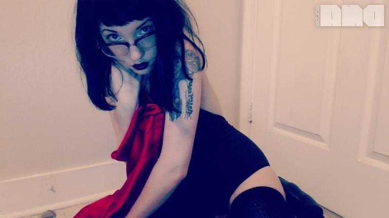 15P Pinup girl Jesse Caits gives you an artistic striptease