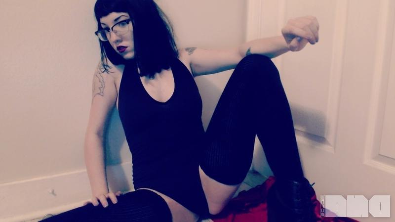 15P Pinup girl Jesse Caits gives you an artistic striptease