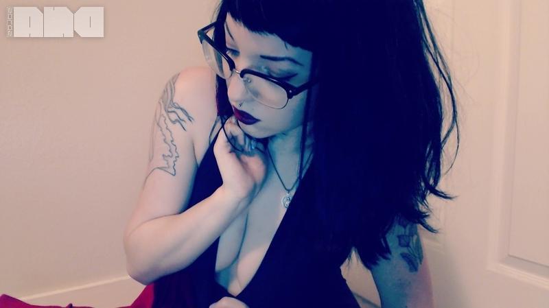 15P Pinup girl Jesse Caits gives you an artistic striptease