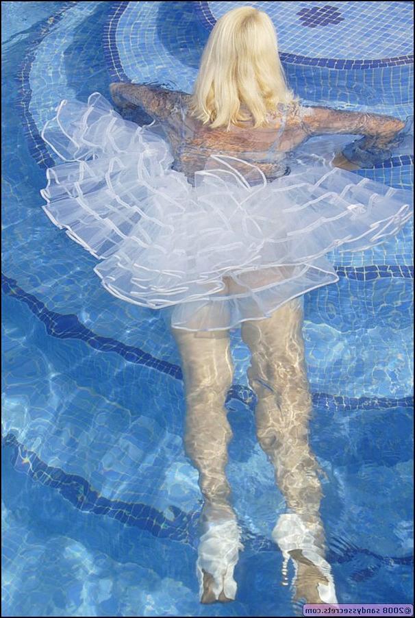 12P Mature bbw Sandy Spain splashing in the pool in nylon stockings and lingerie