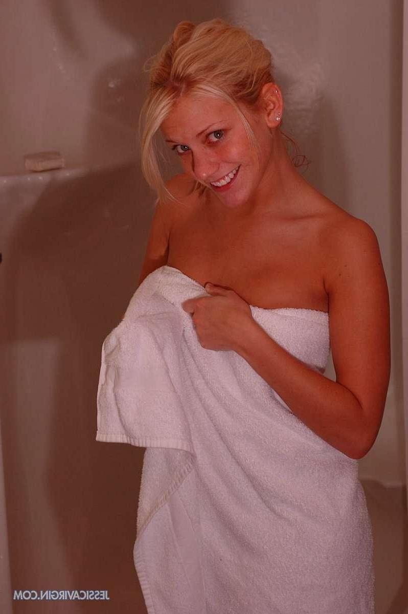 18P Pictures of Jessica Virgin getting all wet in the shower