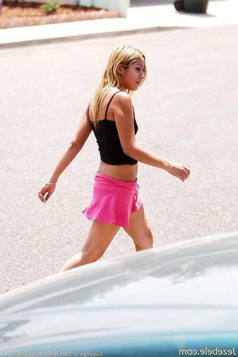 16P Jezebele gets naughty in public