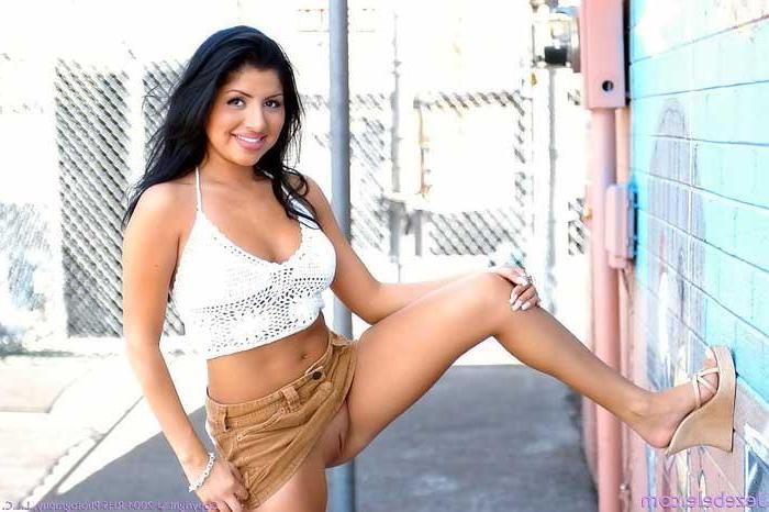 16P Jezebele flashes her tits in public