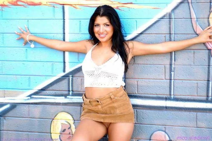 16P Jezebele flashes her tits in public