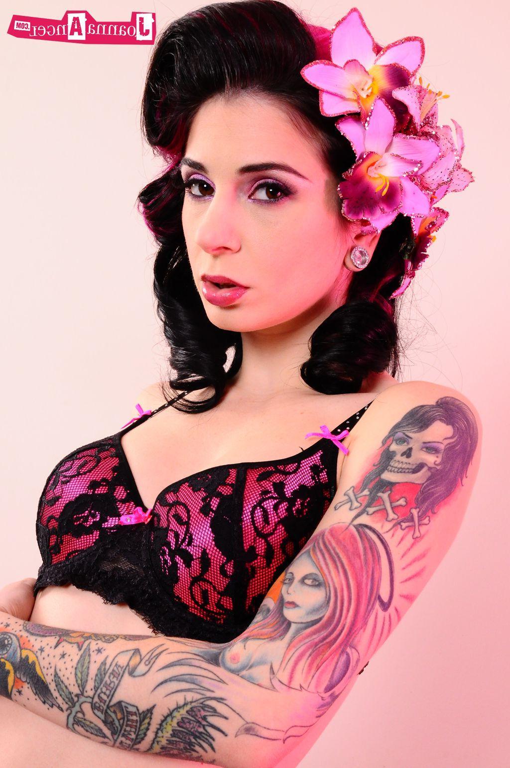 16P Pictures of Joanna Angel dressed up some hot goth sex
