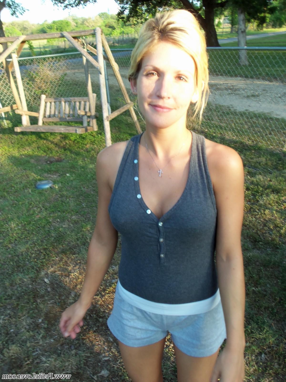 16P Blonde hottie Jolene shares some of her naughty candid photos