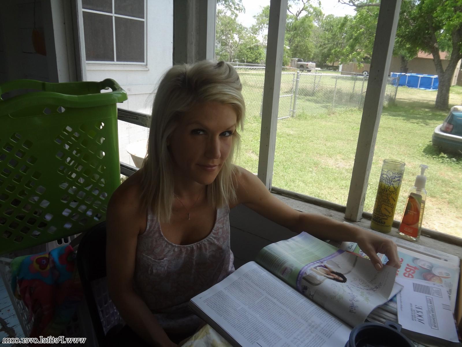16P Blonde hottie Jolene shares some of her naughty candid photos