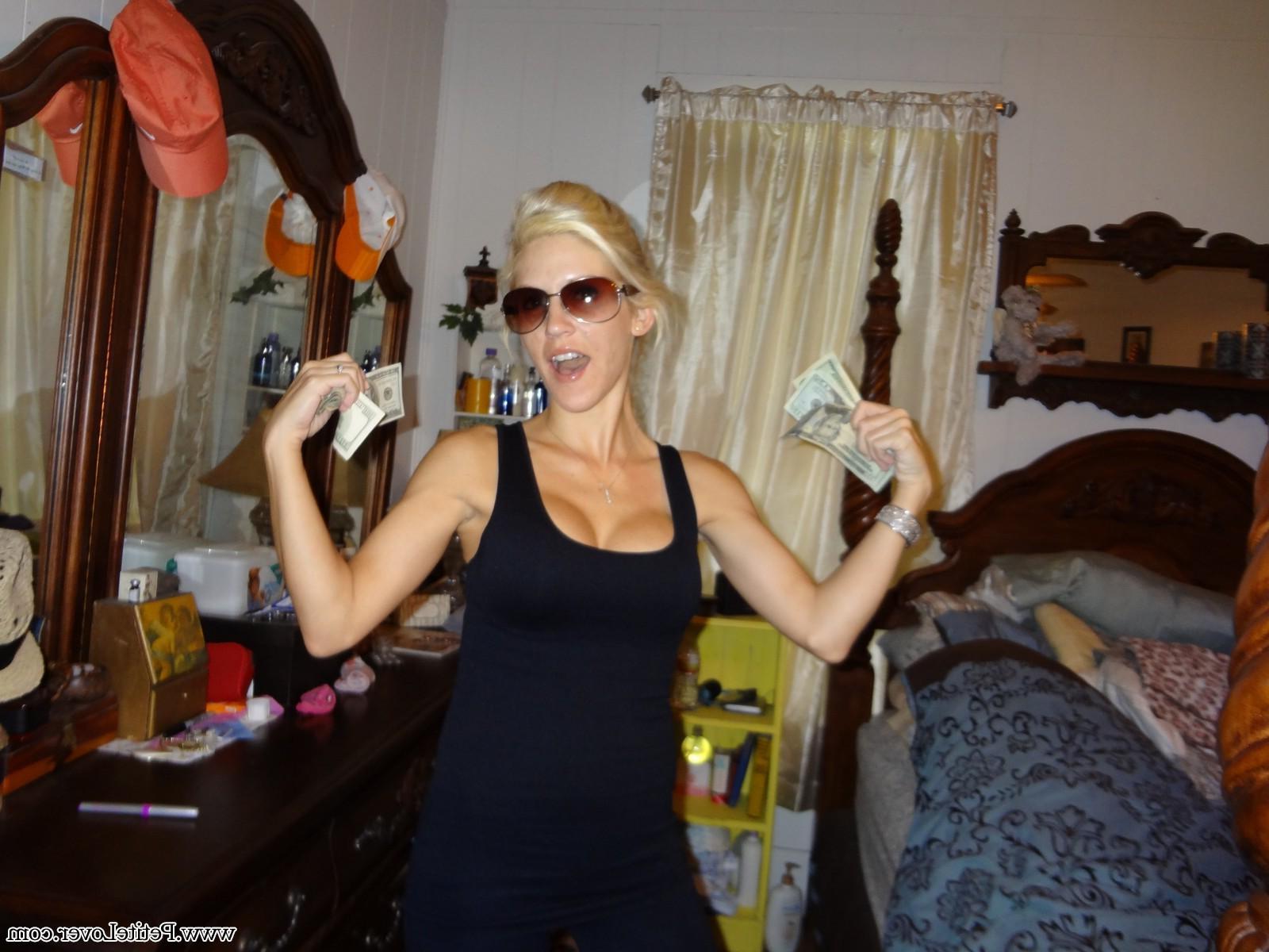 16P Blonde hottie Jolene shares some of her naughty candid photos