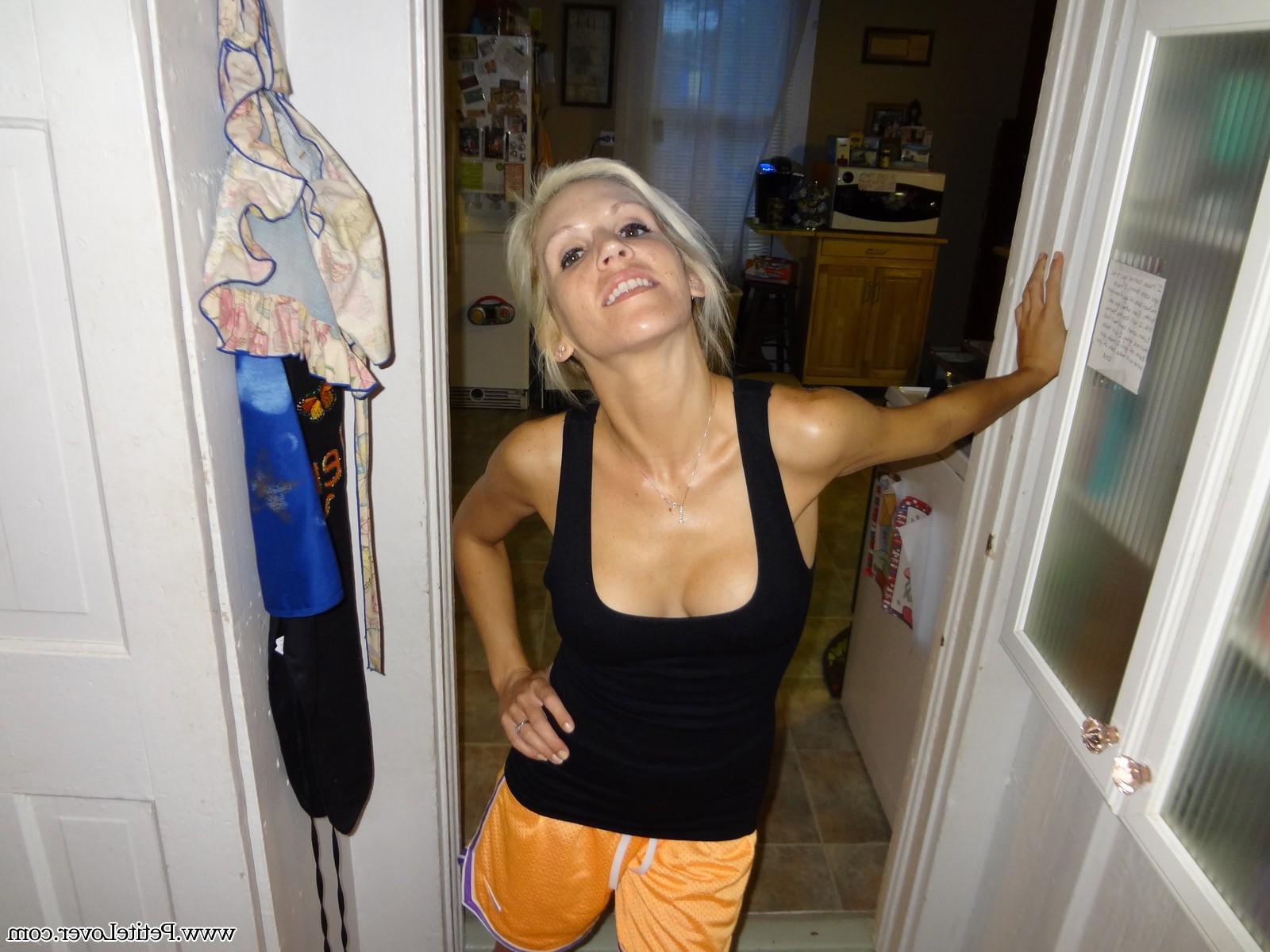 16P Blonde hottie Jolene shares some of her naughty candid photos