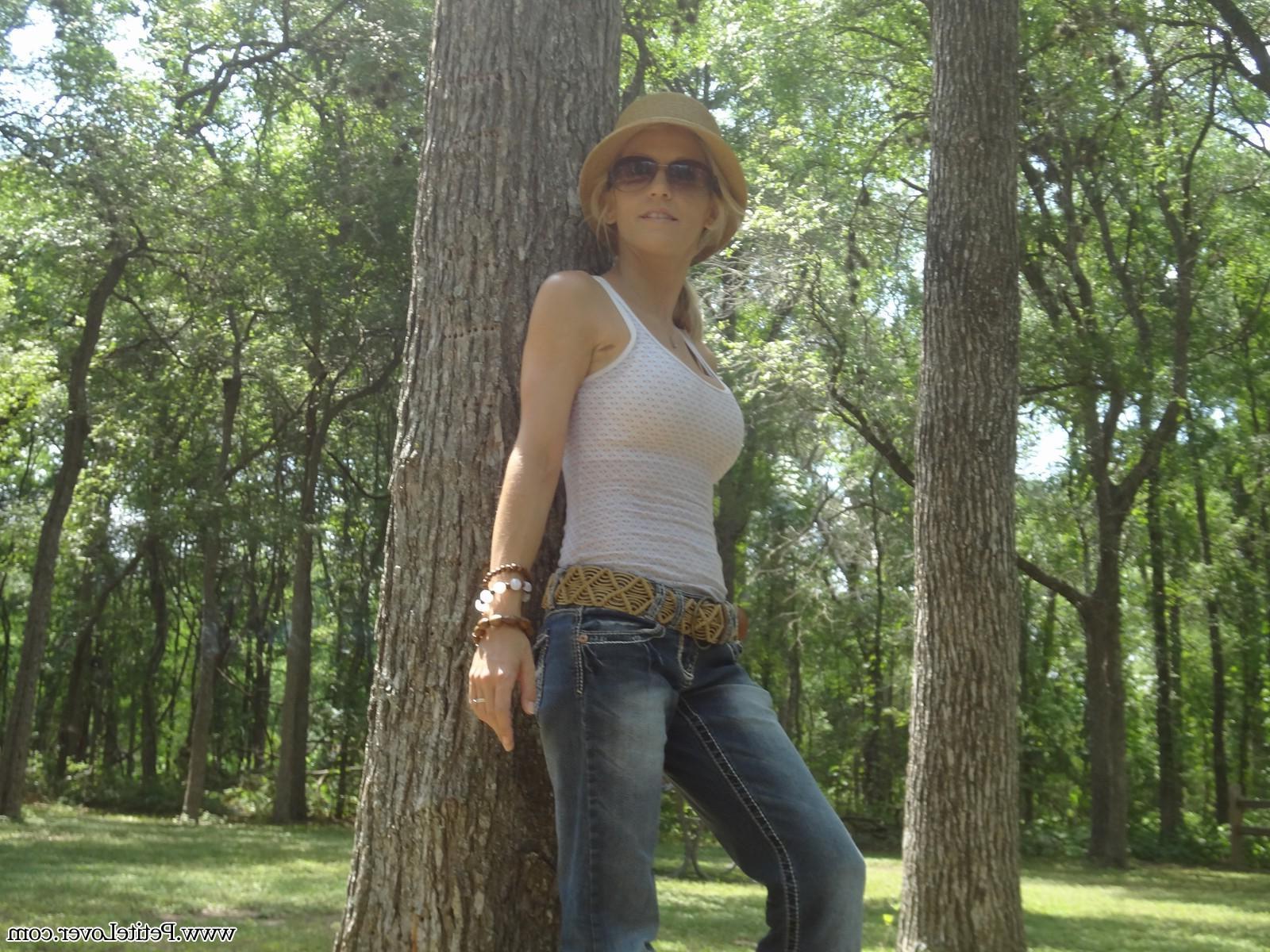 16P Blonde hottie Jolene shares some of her naughty candid photos