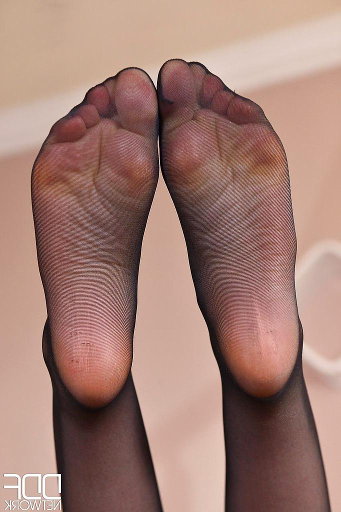 16P Leggy babe Stella Cox freeing barefeet from stockings and high heels