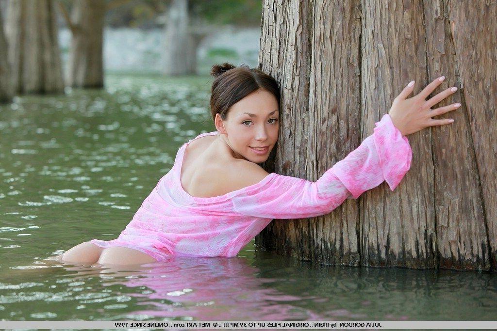 19P Pictures of Julia Gordon all naked outside