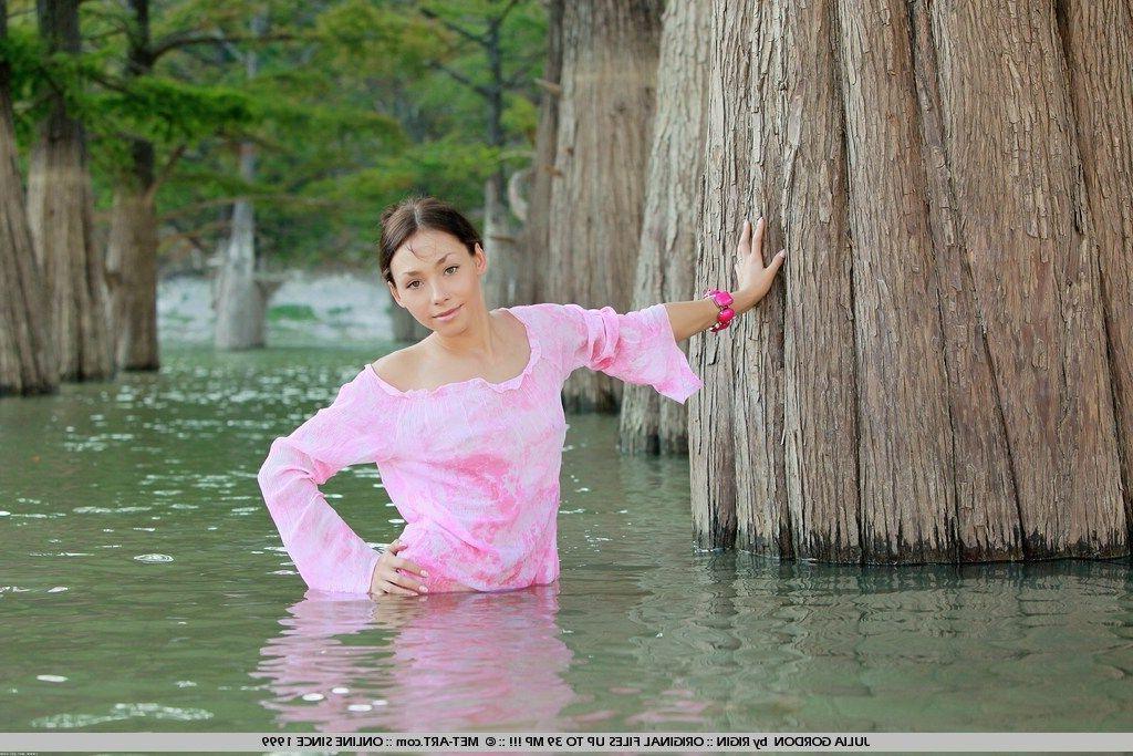 19P Pictures of Julia Gordon all naked outside