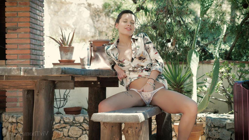 16P Julia and Nikita get it on in the shower in "Remenisce"