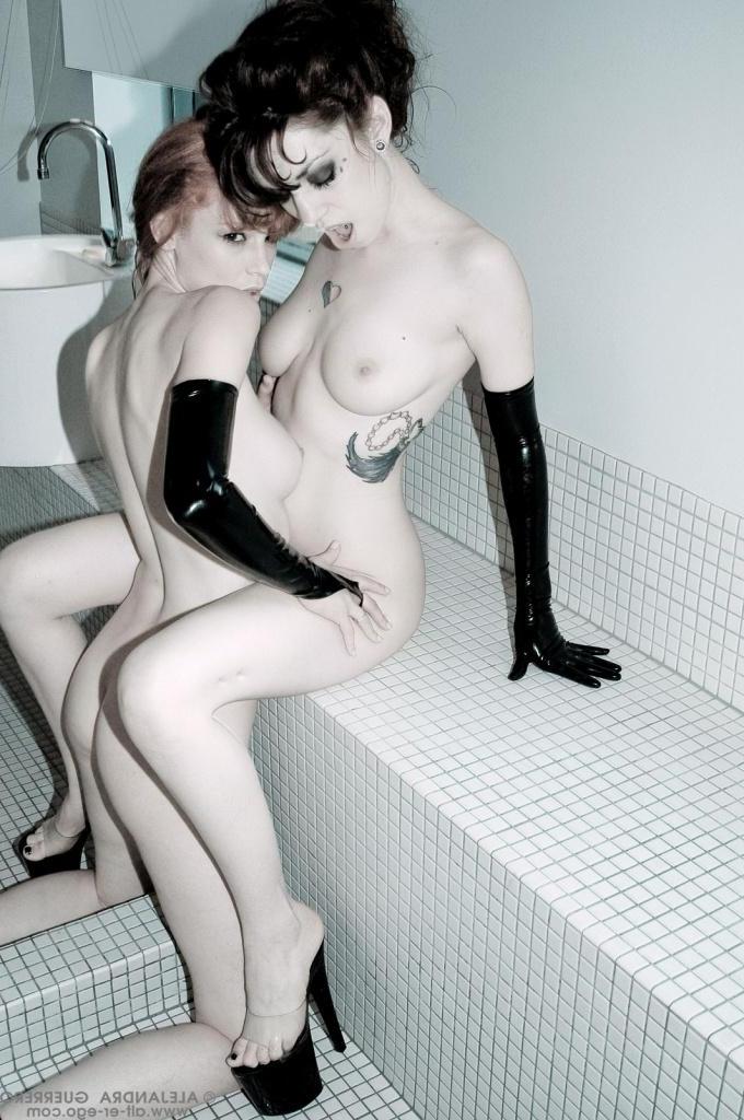 15P Pictures of Justine and Zoli going at it in the shower