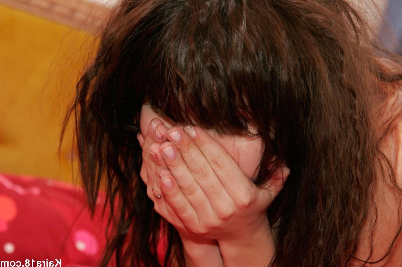 15P Pictures of teen girl Kaira 18 taking off all of her clothes