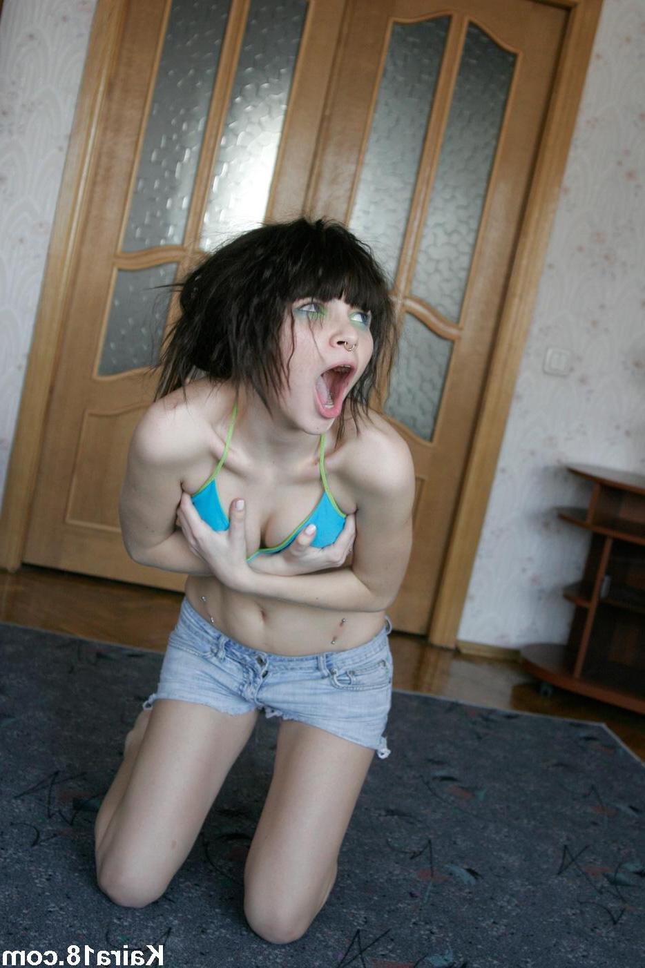 15P Pictures of teen nympho Kaira 18 naked and on her knees