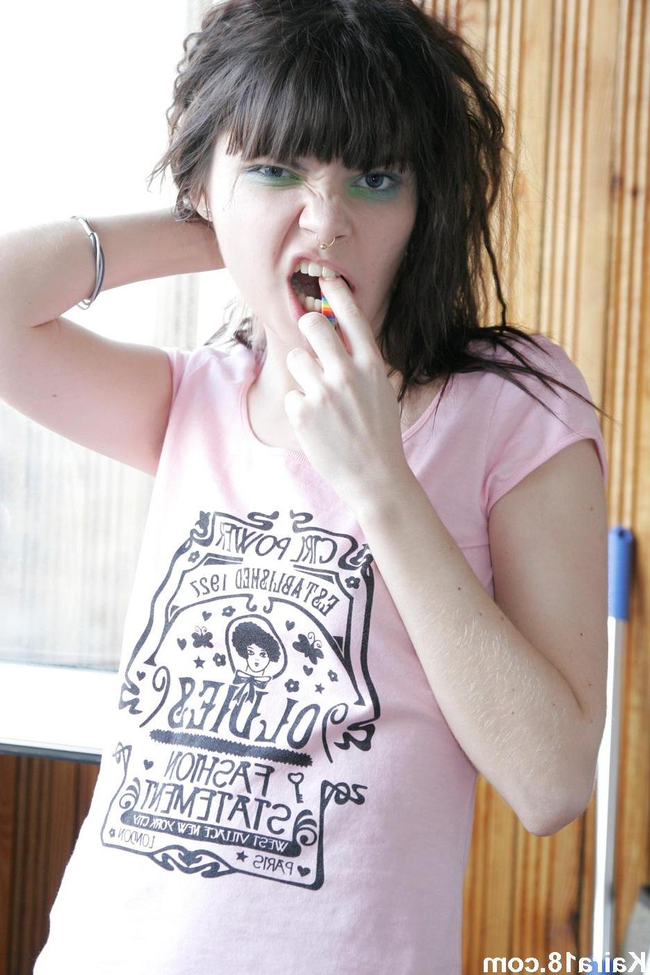 15P Pictures of teen Kaira 18 waiting for you to join her in bed