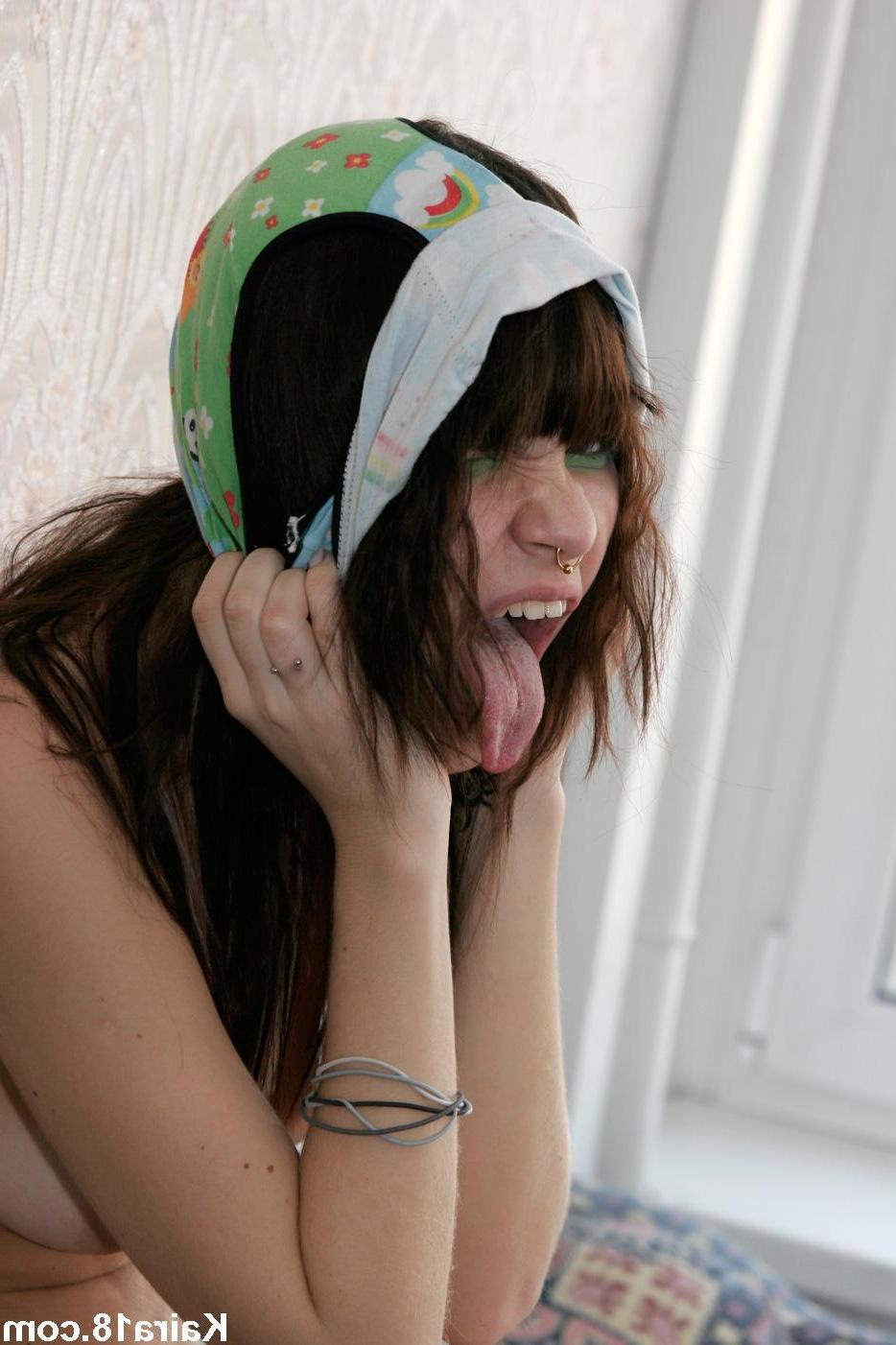 15P Pictures of teen Kaira 18 waiting for you to join her in bed