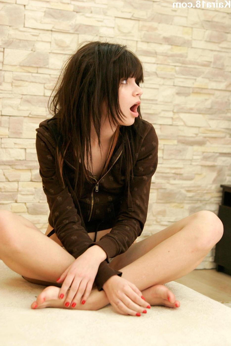 15P Pictures of teen Kaira 18 completely naked in bed