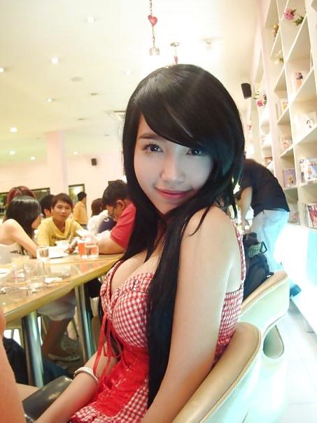 14P Hot vietnamese girl with cleavage