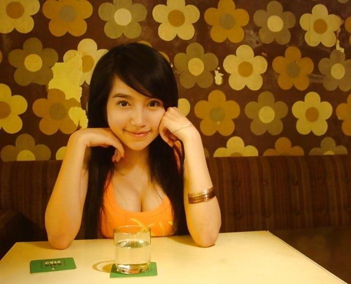 14P Hot vietnamese girl with cleavage