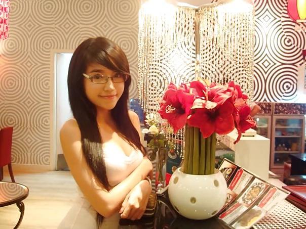 14P Hot vietnamese girl with cleavage