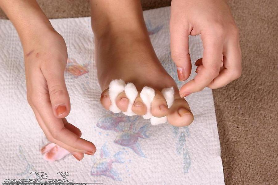 20P Pictures of Karen Dreams giving you some foot fetish action