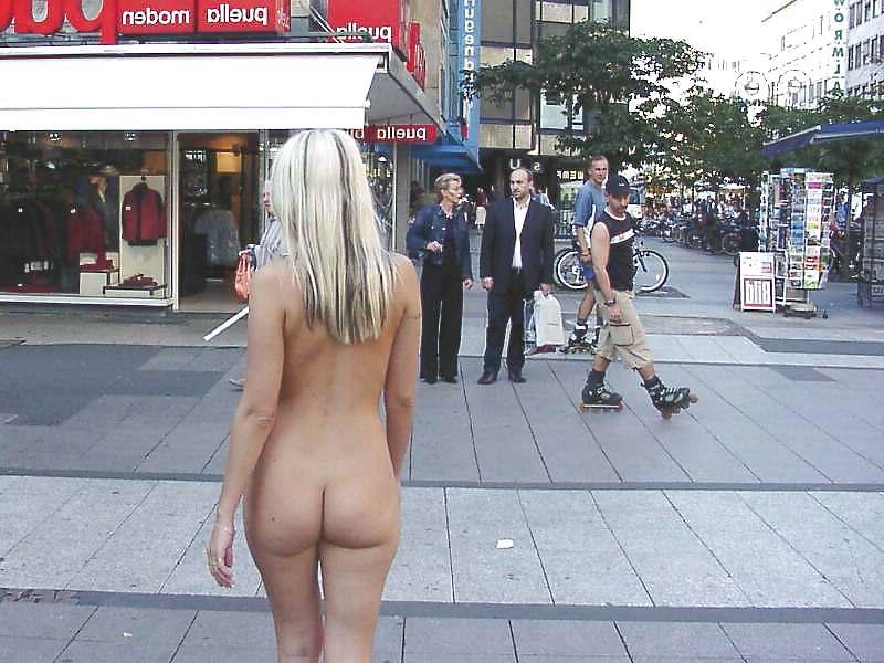 16P Sabrina Nude in Public