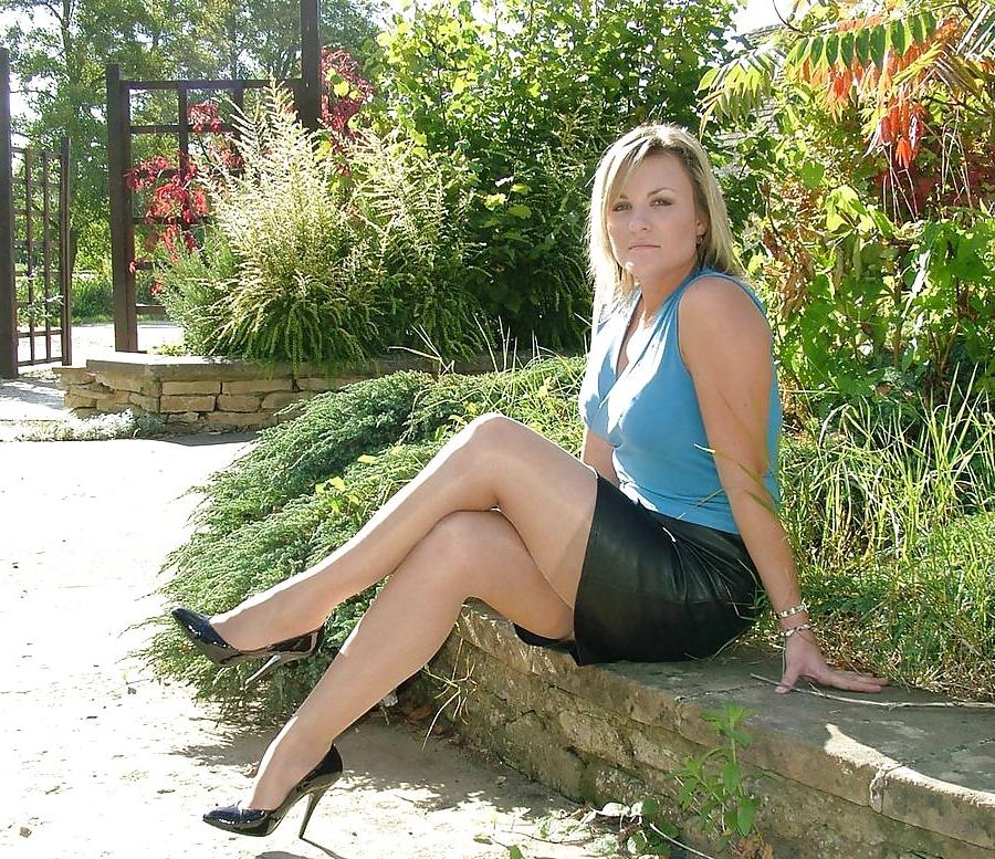 9P Gorgeous milf in heels and stockings in public