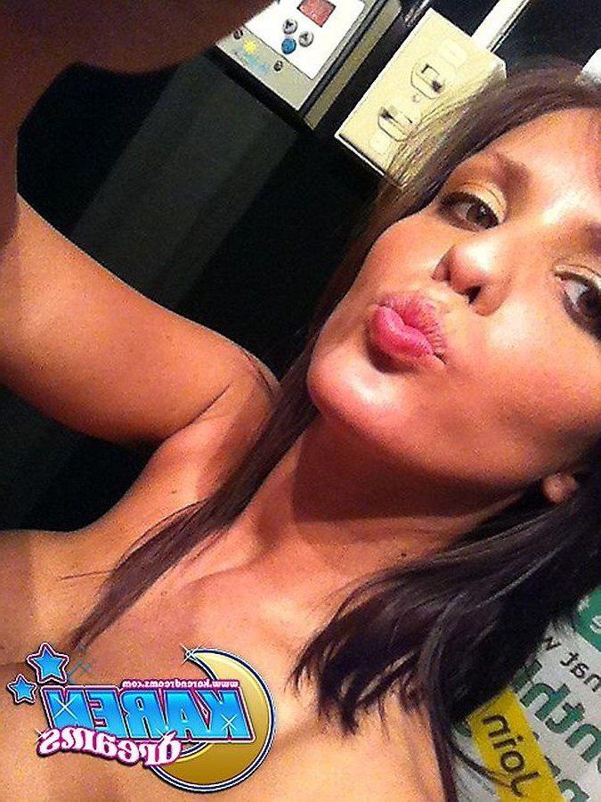 14P Photos de la jeune amateur Karen Dreams en train de s'amuser avec son appareil photo.