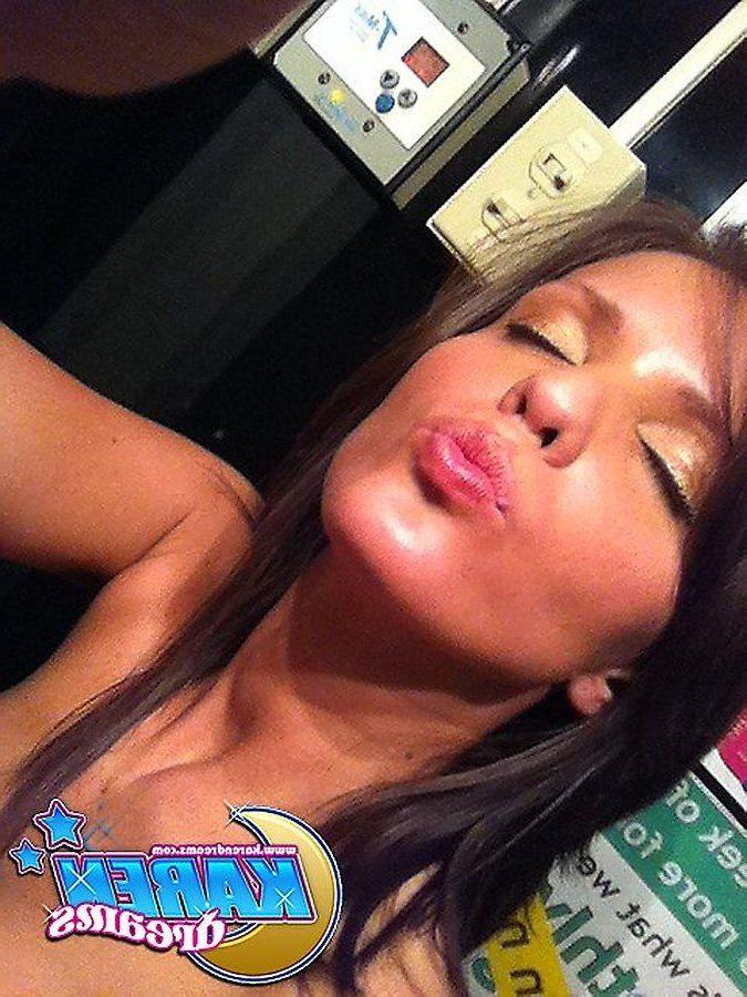 14P Photos de la jeune amateur Karen Dreams en train de s'amuser avec son appareil photo.