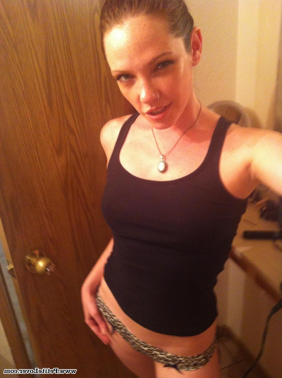 16P Sexy redhead girl Raine shares some sexy selfies with you