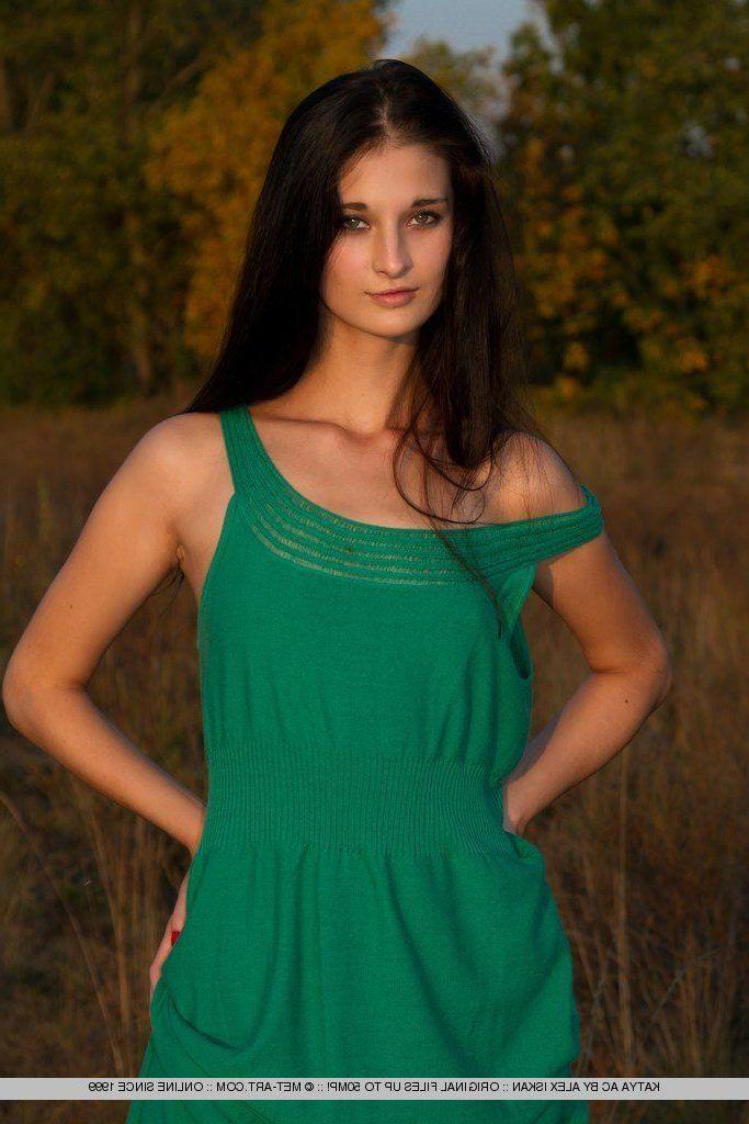 18P Pictures of teen babe Katya AC naked and spreading outside