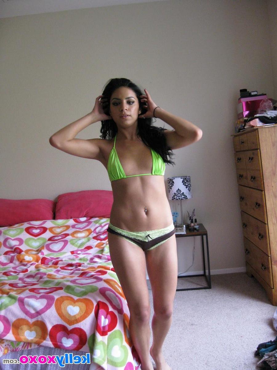 16P Kelly XoXo shakes her sexy ass for you in panties