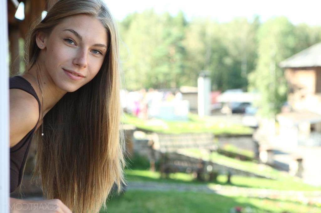 12P Pictures of hot teen Katherine masturbating in the park
