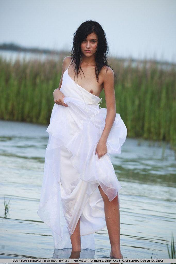 18P Pictures of Lana G naked in the water