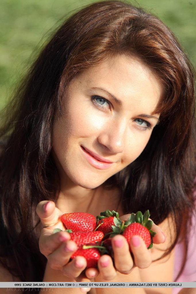 18P Lauren Lace takes you on a picnic where her pussy is for lunch