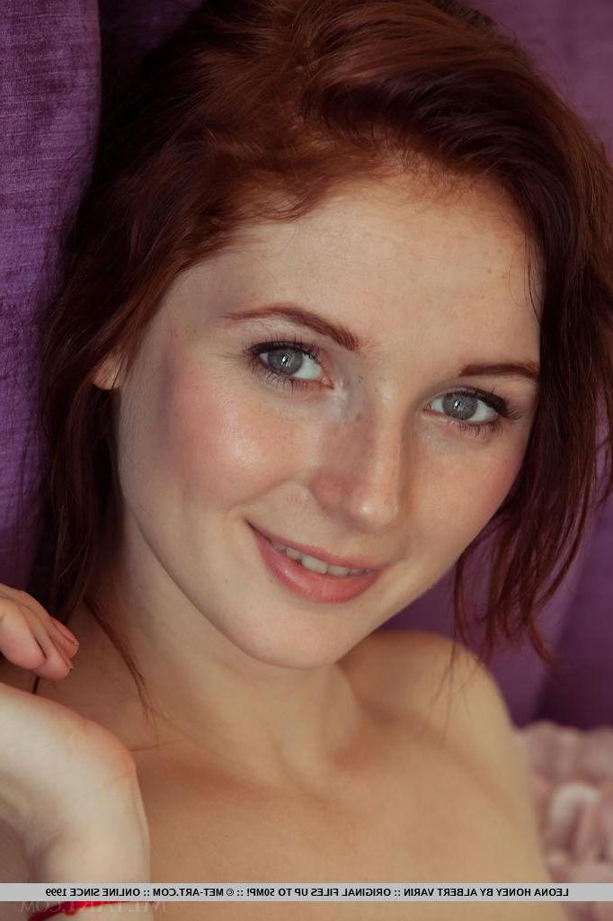 18P Beautiful redhead Leona Honey offers you her tight pussy in "Eniqse"