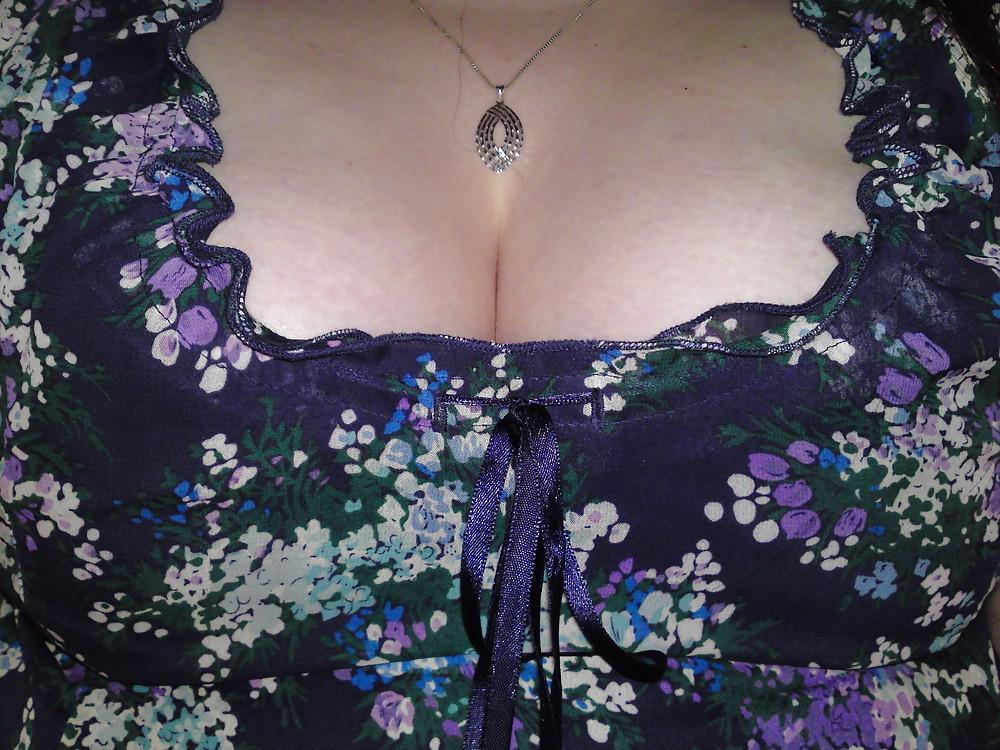 4P Sexy cleavage