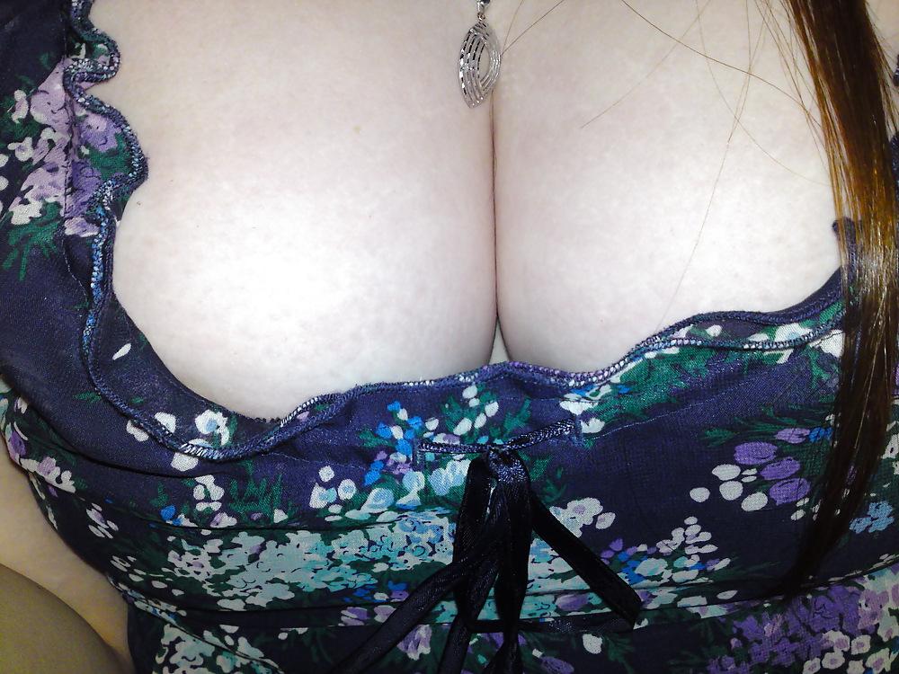 4P Sexy cleavage
