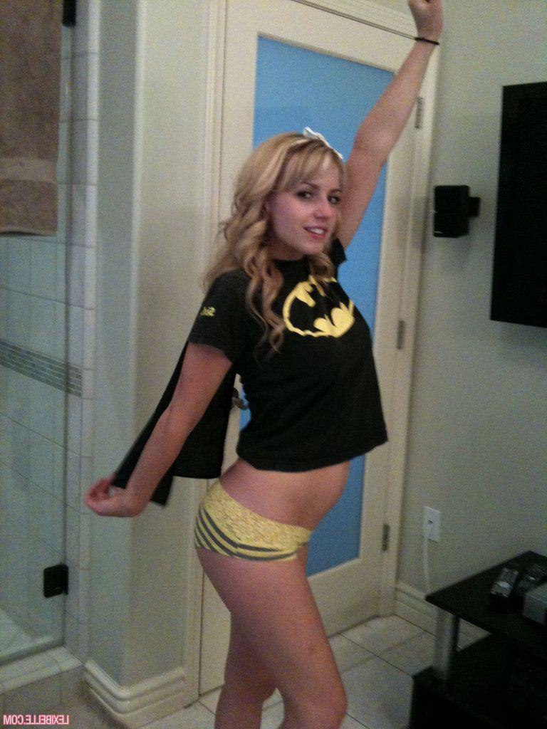 15P Pictures of teen Lexi Belle getting naughty in various ways