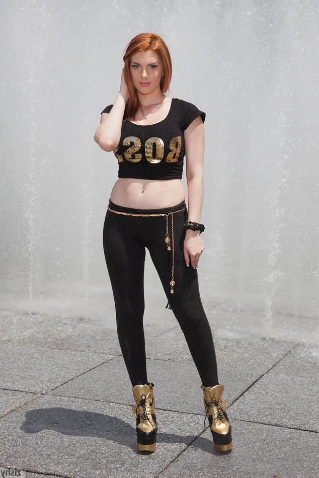 8P Redhead babe Lilith Lust flashes her crotch tatoo outside