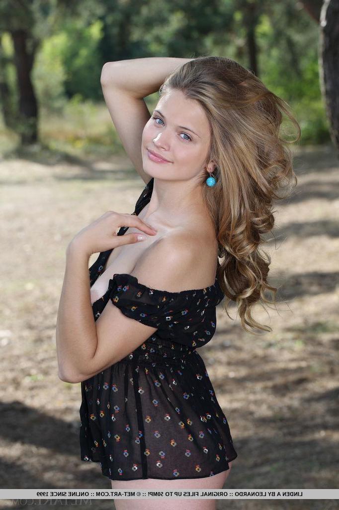 18P Blonde babe Linden A gets naked outside and flaunts her gorgeous body