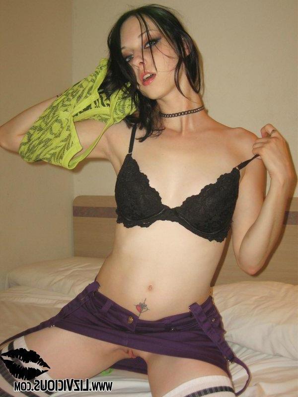 19P Pictures of teen Liz Vicious all ready for you in bed