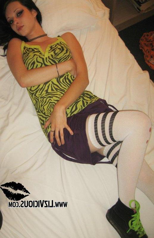 19P Pictures of teen Liz Vicious all ready for you in bed