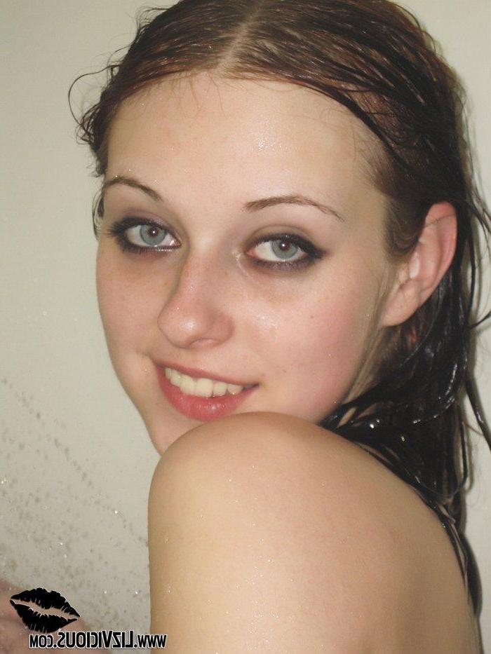 20P Pictures of Liz Vicious getting all soaking wet in the shower
